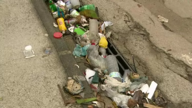 Bueiros entupidos geram doenças com chuvas de verão