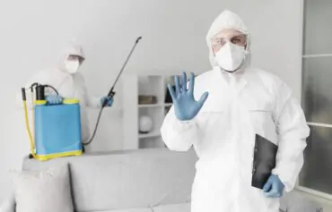 dedetizadora homem com roupa de protecao tiro medio 2 3
